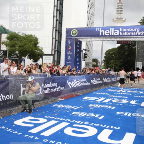 29.06.2025 - hella hamburg halbmarathon Michael Strokosch http://msf.ph/oto/8158732 29.06.2025 10:24:19 Ziel 5612, 6816, 7331, 18569 meine-sportfotos.de