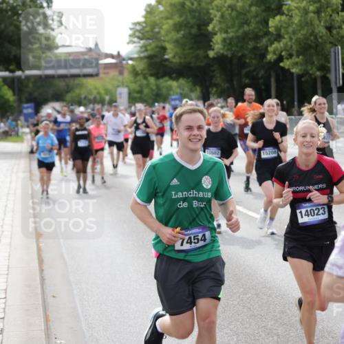 29.06.2025 - hella hamburg halbmarathon Jannik Wohlers http://msf.ph/oto/8158738 29.06.2025 10:18:11 Lombardsbrücke 1234, 1820, 2703, 3202, 3529, 4123, 4383, 4802, 5049, 5910, 6332, 6533, 7160, 7214, 7454, 8341, 8665, 9222, 9276, 9505, 9586, 9658, 9748, 10172, 10502, 10659, 10687, 10856, 11020, 12541, 12548, 12552, 12703, 12847, 13193, 13341, 13933, 14023, 14247, 14332, 14627, 14760, 14770, 14967, 15138, 15208, 15393, 15402, 15436, 15749, 16209, 16451, 16828, 17048, 17283, 17567, 18246, 18336, 18456, 18697, 18807, 18825 meine-sportfotos.de