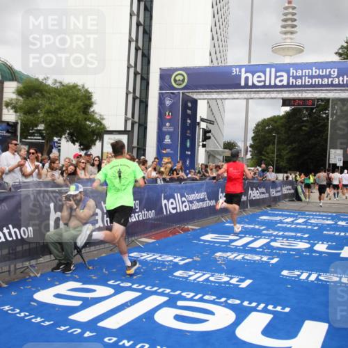 29.06.2025 - hella hamburg halbmarathon Michael Strokosch http://msf.ph/oto/8158740 29.06.2025 10:24:22 Ziel 5612, 6816, 18695 meine-sportfotos.de