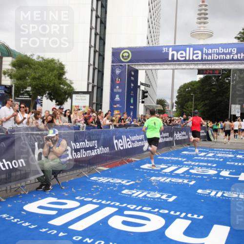 29.06.2025 - hella hamburg halbmarathon Michael Strokosch http://msf.ph/oto/8158755 29.06.2025 10:24:22 Ziel 5612, 6816, 18695 meine-sportfotos.de