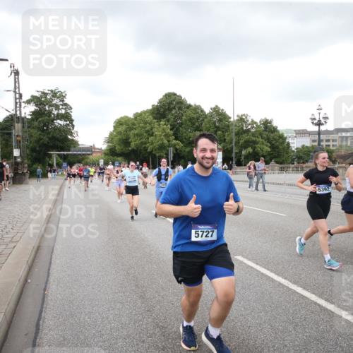 29.06.2025 - hella hamburg halbmarathon Jannik Wohlers http://msf.ph/oto/8158761 29.06.2025 10:54:35 Lombardsbrücke 2566, 2632, 3002, 3274, 4191, 4192, 5392, 5500, 5727, 6839, 6944, 7238, 8186, 9596, 10109, 10686, 11226, 11737, 11788, 11908, 12147, 12148, 12240, 13283, 13548, 13944, 13945, 13979, 13980, 14515, 14651, 14752, 15553, 16057, 16432, 16433, 16637, 16664, 16665, 17090, 18372 meine-sportfotos.de