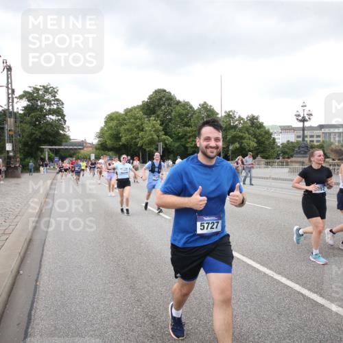 29.06.2025 - hella hamburg halbmarathon Jannik Wohlers http://msf.ph/oto/8158773 29.06.2025 10:54:35 Lombardsbrücke 2566, 2632, 3002, 3274, 4191, 4192, 5392, 5500, 5727, 6839, 6944, 7238, 8186, 9596, 10109, 10686, 11226, 11737, 11788, 11908, 12147, 12148, 12240, 13283, 13548, 13944, 13945, 13979, 13980, 14515, 14651, 14752, 15553, 16057, 16432, 16433, 16637, 16664, 16665, 17090, 18372 meine-sportfotos.de