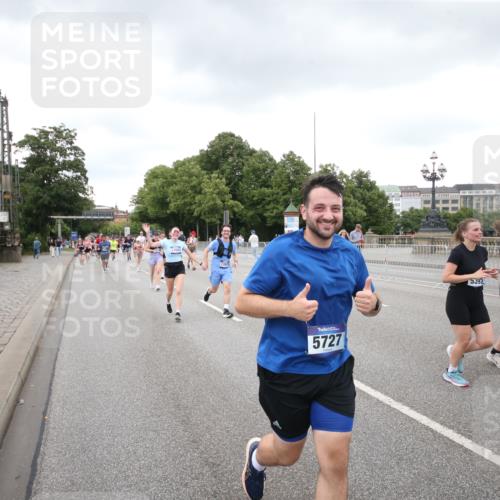 29.06.2025 - hella hamburg halbmarathon Jannik Wohlers http://msf.ph/oto/8158786 29.06.2025 10:54:35 Lombardsbrücke 2566, 2632, 3002, 3274, 4191, 4192, 5392, 5500, 5727, 6839, 6944, 7238, 8186, 9596, 10109, 10686, 11226, 11737, 11788, 11908, 12147, 12148, 12240, 13283, 13548, 13944, 13945, 13979, 13980, 14515, 14651, 14752, 15553, 16057, 16432, 16433, 16637, 16664, 16665, 17090, 18372 meine-sportfotos.de
