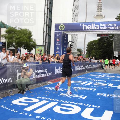 29.06.2025 - hella hamburg halbmarathon Michael Strokosch http://msf.ph/oto/8158796 29.06.2025 10:24:25 Ziel 5612, 18695 meine-sportfotos.de