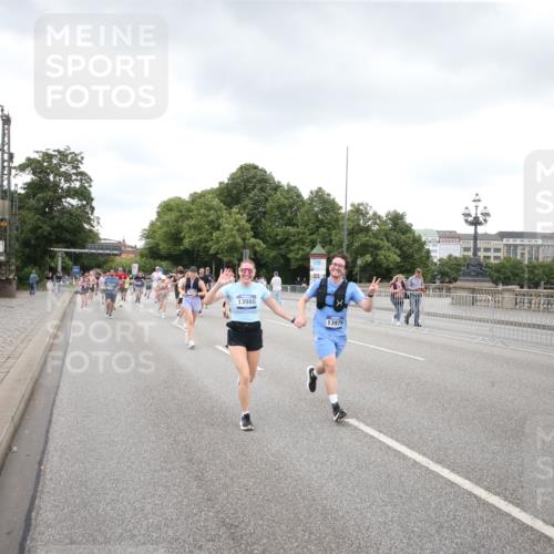 29.06.2025 - hella hamburg halbmarathon Jannik Wohlers http://msf.ph/oto/8158809 29.06.2025 10:54:36 Lombardsbrücke 2452, 2566, 3002, 3274, 4191, 4192, 5392, 5500, 5727, 6395, 6396, 6839, 6944, 7238, 8186, 9596, 10109, 10686, 11226, 11737, 11788, 11908, 12147, 12148, 12240, 13283, 13548, 13944, 13945, 13979, 13980, 14515, 14651, 14752, 16057, 16432, 16433, 16637, 16664, 16665, 17090, 18372 meine-sportfotos.de