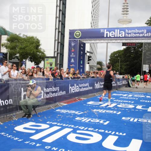 29.06.2025 - hella hamburg halbmarathon Michael Strokosch http://msf.ph/oto/8158810 29.06.2025 10:24:25 Ziel 5612, 18695 meine-sportfotos.de