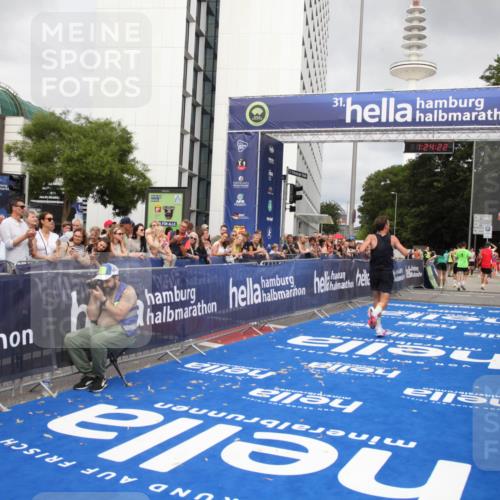 29.06.2025 - hella hamburg halbmarathon Michael Strokosch http://msf.ph/oto/8158824 29.06.2025 10:24:26 Ziel 18695 meine-sportfotos.de