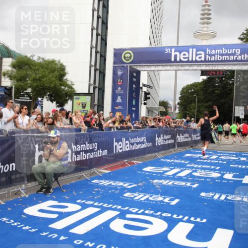 29.06.2025 - hella hamburg halbmarathon Michael Strokosch http://msf.ph/oto/8158855 29.06.2025 10:24:26 Ziel 18695 meine-sportfotos.de