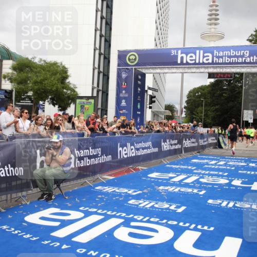 29.06.2025 - hella hamburg halbmarathon Michael Strokosch http://msf.ph/oto/8158901 29.06.2025 10:24:28 Ziel 18695 meine-sportfotos.de