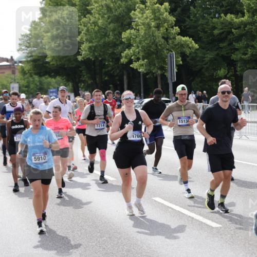 29.06.2025 - hella hamburg halbmarathon Jannik Wohlers http://msf.ph/oto/8158906 29.06.2025 10:18:15 Lombardsbrücke 1234, 1521, 1820, 2703, 2781, 2821, 3202, 3529, 3591, 3592, 4123, 4383, 4802, 5049, 5834, 5910, 6332, 6533, 7121, 7160, 7214, 7454, 8341, 8665, 9276, 9505, 9586, 9658, 9748, 10172, 10502, 10687, 10856, 11020, 12239, 12347, 12541, 12548, 12552, 12703, 12847, 12890, 13193, 14023, 14247, 14294, 14332, 14532, 14627, 14760, 14967, 15138, 15208, 15402, 15436, 15749, 15881, 16196, 16209, 16451, 17027, 17048, 17052, 17567, 18246, 18336, 18456 meine-sportfotos.de