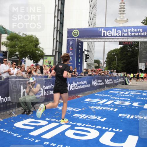 29.06.2025 - hella hamburg halbmarathon Michael Strokosch http://msf.ph/oto/8158920 29.06.2025 10:24:34 Ziel 7855 meine-sportfotos.de