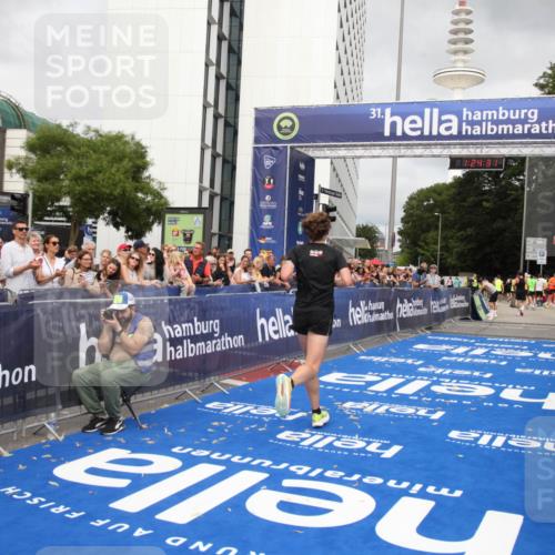 29.06.2025 - hella hamburg halbmarathon Michael Strokosch http://msf.ph/oto/8158928 29.06.2025 10:24:35 Ziel 7855 meine-sportfotos.de