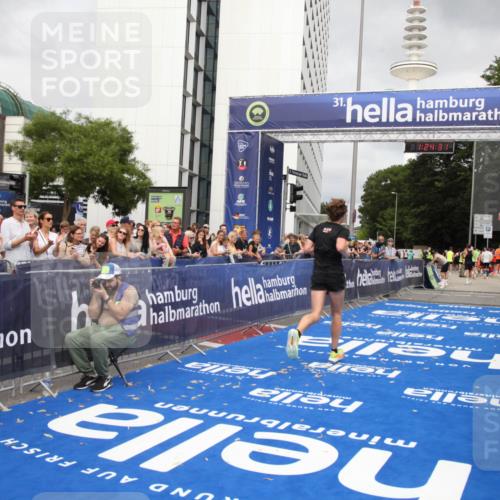 29.06.2025 - hella hamburg halbmarathon Michael Strokosch http://msf.ph/oto/8158931 29.06.2025 10:24:35 Ziel 7855 meine-sportfotos.de