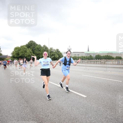 29.06.2025 - hella hamburg halbmarathon Jannik Wohlers http://msf.ph/oto/8158943 29.06.2025 10:54:37 Lombardsbrücke 1013, 2090, 2452, 3002, 3274, 4191, 4192, 5392, 5727, 6395, 6396, 6839, 6944, 7238, 9596, 10109, 10686, 11737, 11788, 11908, 12147, 12148, 12240, 13548, 13944, 13945, 13979, 13980, 14515, 14651, 14752, 15782, 16057, 16432, 16433, 16637, 16664, 16665, 17090, 18372 meine-sportfotos.de