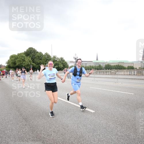 29.06.2025 - hella hamburg halbmarathon Jannik Wohlers http://msf.ph/oto/8158964 29.06.2025 10:54:37 Lombardsbrücke 1013, 2090, 2452, 3002, 3274, 4191, 4192, 5392, 5727, 6395, 6396, 6839, 6944, 7238, 9596, 10109, 10686, 11737, 11788, 11908, 12147, 12148, 12240, 13548, 13944, 13945, 13979, 13980, 14515, 14651, 14752, 15782, 16057, 16432, 16433, 16637, 16664, 16665, 17090, 18372 meine-sportfotos.de