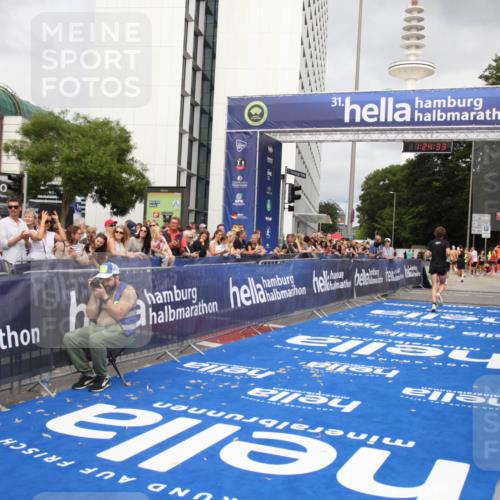 29.06.2025 - hella hamburg halbmarathon Michael Strokosch http://msf.ph/oto/8158973 29.06.2025 10:24:37 Ziel 7855, 14506 meine-sportfotos.de