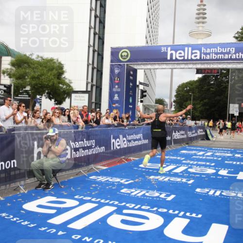 29.06.2025 - hella hamburg halbmarathon Michael Strokosch http://msf.ph/oto/8158997 29.06.2025 10:24:41 Ziel 2892, 14506 meine-sportfotos.de