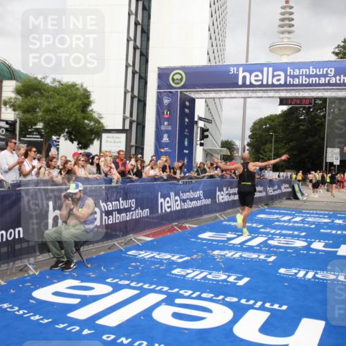 29.06.2025 - hella hamburg halbmarathon Michael Strokosch http://msf.ph/oto/8159000 29.06.2025 10:24:42 Ziel 2892, 14506 meine-sportfotos.de