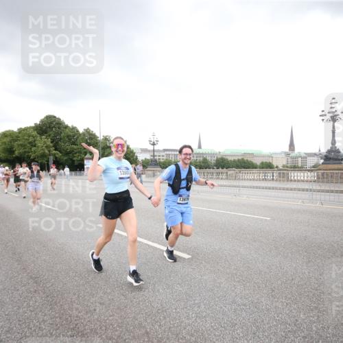 29.06.2025 - hella hamburg halbmarathon Jannik Wohlers http://msf.ph/oto/8159010 29.06.2025 10:54:37 Lombardsbrücke 1013, 2090, 2452, 3002, 3274, 4191, 4192, 5392, 5727, 6395, 6396, 6839, 6944, 7238, 9596, 10109, 10686, 11737, 11788, 11908, 12147, 12148, 12240, 13548, 13944, 13945, 13979, 13980, 14515, 14651, 14752, 15782, 16057, 16432, 16433, 16637, 16664, 16665, 17090, 18372 meine-sportfotos.de