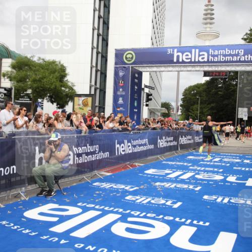 29.06.2025 - hella hamburg halbmarathon Michael Strokosch http://msf.ph/oto/8159017 29.06.2025 10:24:43 Ziel 2892, 14506 meine-sportfotos.de