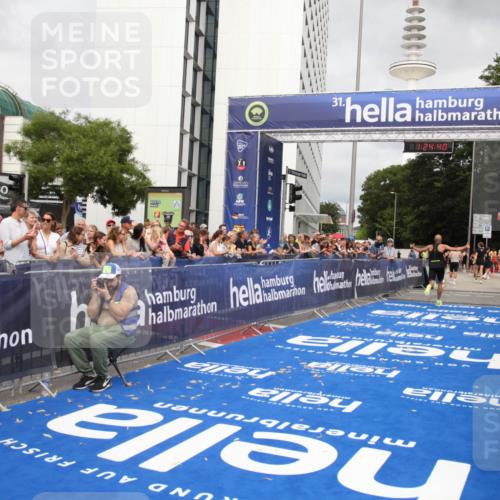 29.06.2025 - hella hamburg halbmarathon Michael Strokosch http://msf.ph/oto/8159023 29.06.2025 10:24:43 Ziel 2892, 14506 meine-sportfotos.de