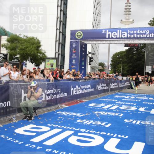 29.06.2025 - hella hamburg halbmarathon Michael Strokosch http://msf.ph/oto/8159027 29.06.2025 10:24:44 Ziel 2892, 14506 meine-sportfotos.de