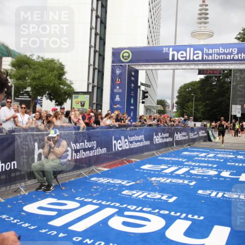 29.06.2025 - hella hamburg halbmarathon Michael Strokosch http://msf.ph/oto/8159036 29.06.2025 10:24:44 Ziel 2892, 14506 meine-sportfotos.de