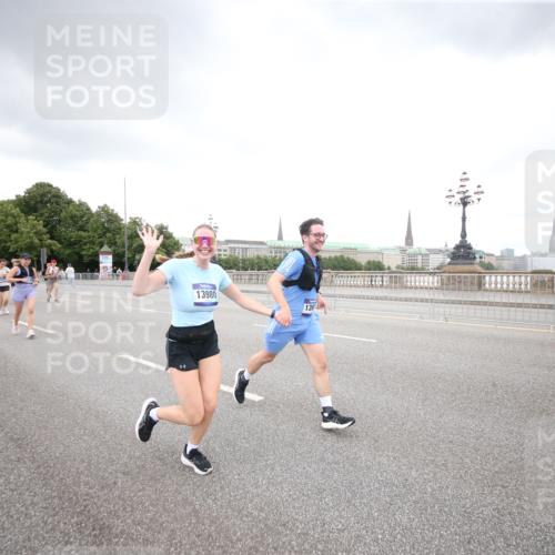 29.06.2025 - hella hamburg halbmarathon Jannik Wohlers http://msf.ph/oto/8159043 29.06.2025 10:54:37 Lombardsbrücke 1013, 2090, 2452, 3002, 3274, 4191, 4192, 5392, 5727, 6395, 6396, 6839, 6944, 7238, 9596, 10109, 10686, 11737, 11788, 11908, 12147, 12148, 12240, 13548, 13944, 13945, 13979, 13980, 14515, 14651, 14752, 15782, 16057, 16432, 16433, 16637, 16664, 16665, 17090, 18372 meine-sportfotos.de
