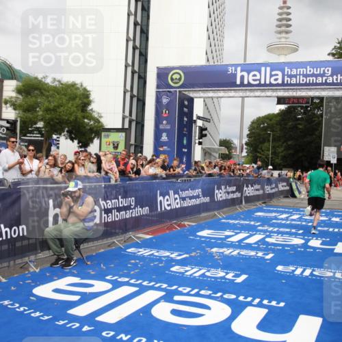 29.06.2025 - hella hamburg halbmarathon Michael Strokosch http://msf.ph/oto/8159046 29.06.2025 10:24:46 Ziel 2892, 18740 meine-sportfotos.de