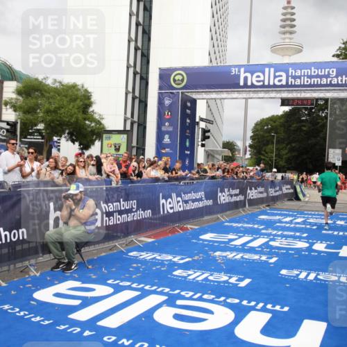 29.06.2025 - hella hamburg halbmarathon Michael Strokosch http://msf.ph/oto/8159055 29.06.2025 10:24:46 Ziel 2892, 18740 meine-sportfotos.de