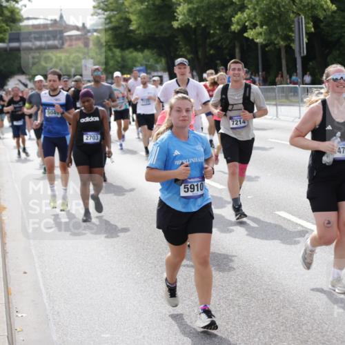 29.06.2025 - hella hamburg halbmarathon Jannik Wohlers http://msf.ph/oto/8159089 29.06.2025 10:18:16 Lombardsbrücke 1234, 1521, 1820, 2703, 2781, 2821, 3202, 3529, 3591, 3592, 4123, 4383, 4802, 5049, 5264, 5834, 5910, 6533, 7121, 7160, 7214, 7454, 8341, 8665, 9276, 9505, 9586, 9658, 9748, 10172, 10502, 10687, 10856, 11020, 12239, 12347, 12541, 12548, 12552, 12703, 12847, 12890, 13193, 14023, 14247, 14294, 14332, 14532, 14627, 14760, 14967, 15138, 15208, 15402, 15436, 15749, 15881, 16196, 16209, 16451, 17027, 17048, 17052, 17567, 18246, 18336, 18456 meine-sportfotos.de