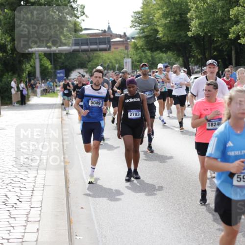 29.06.2025 - hella hamburg halbmarathon Jannik Wohlers http://msf.ph/oto/8159096 29.06.2025 10:18:17 Lombardsbrücke 1234, 1521, 1820, 2703, 2781, 2821, 3202, 3529, 3591, 3592, 4383, 4802, 5049, 5264, 5266, 5834, 5910, 6533, 7051, 7121, 7214, 7454, 8341, 8665, 9276, 9505, 9586, 9658, 9748, 10172, 10502, 10856, 11020, 12239, 12347, 12541, 12548, 12552, 12703, 12847, 12890, 13193, 14023, 14247, 14294, 14332, 14532, 14627, 14760, 14967, 15138, 15208, 15402, 15436, 15749, 15881, 16196, 16451, 17027, 17030, 17048, 17052, 17490, 17567, 18246, 18336, 18456 meine-sportfotos.de