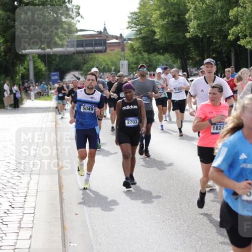 29.06.2025 - hella hamburg halbmarathon Jannik Wohlers http://msf.ph/oto/8159106 29.06.2025 10:18:17 Lombardsbrücke 1234, 1521, 1820, 2703, 2781, 2821, 3202, 3529, 3591, 3592, 4383, 4802, 5049, 5264, 5266, 5834, 5910, 6533, 7051, 7121, 7214, 7454, 8341, 8665, 9276, 9505, 9586, 9658, 9748, 10172, 10502, 10856, 11020, 12239, 12347, 12541, 12548, 12552, 12703, 12847, 12890, 13193, 14023, 14247, 14294, 14332, 14532, 14627, 14760, 14967, 15138, 15208, 15402, 15436, 15749, 15881, 16196, 16451, 17027, 17030, 17048, 17052, 17490, 17567, 18246, 18336, 18456 meine-sportfotos.de