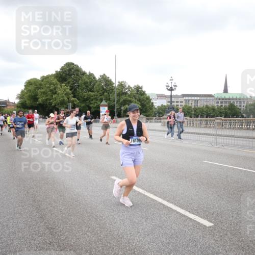 29.06.2025 - hella hamburg halbmarathon Jannik Wohlers http://msf.ph/oto/8159117 29.06.2025 10:54:39 Lombardsbrücke 1013, 2090, 2452, 3002, 3274, 4191, 4192, 5392, 5727, 6395, 6396, 6839, 6944, 7238, 7766, 8403, 9596, 10109, 10458, 10686, 11737, 11788, 11908, 12147, 12148, 13548, 13979, 13980, 14515, 14651, 14752, 15581, 15782, 16057, 16432, 16433, 16637, 16664, 16665, 17090, 18372 meine-sportfotos.de