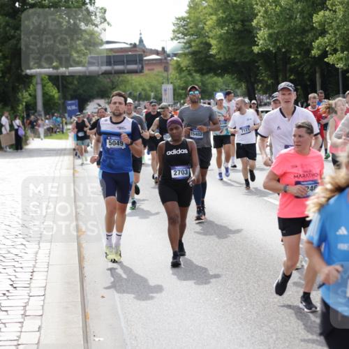 29.06.2025 - hella hamburg halbmarathon Jannik Wohlers http://msf.ph/oto/8159122 29.06.2025 10:18:17 Lombardsbrücke 1234, 1521, 1820, 2703, 2781, 2821, 3202, 3529, 3591, 3592, 4383, 4802, 5049, 5264, 5266, 5834, 5910, 6533, 7051, 7121, 7214, 7454, 8341, 8665, 9276, 9505, 9586, 9658, 9748, 10172, 10502, 10856, 11020, 12239, 12347, 12541, 12548, 12552, 12703, 12847, 12890, 13193, 14023, 14247, 14294, 14332, 14532, 14627, 14760, 14967, 15138, 15208, 15402, 15436, 15749, 15881, 16196, 16451, 17027, 17030, 17048, 17052, 17490, 17567, 18246, 18336, 18456 meine-sportfotos.de