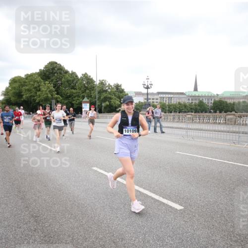 29.06.2025 - hella hamburg halbmarathon Jannik Wohlers http://msf.ph/oto/8159141 29.06.2025 10:54:39 Lombardsbrücke 1013, 2090, 2452, 3002, 3274, 4191, 4192, 5392, 5727, 6395, 6396, 6839, 6944, 7238, 7766, 8403, 9596, 10109, 10458, 10686, 11737, 11788, 11908, 12147, 12148, 13548, 13979, 13980, 14515, 14651, 14752, 15581, 15782, 16057, 16432, 16433, 16637, 16664, 16665, 17090, 18372 meine-sportfotos.de