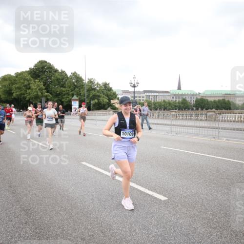 29.06.2025 - hella hamburg halbmarathon Jannik Wohlers http://msf.ph/oto/8159150 29.06.2025 10:54:39 Lombardsbrücke 1013, 2090, 2452, 3002, 3274, 4191, 4192, 5392, 5727, 6395, 6396, 6839, 6944, 7238, 7766, 8403, 9596, 10109, 10458, 10686, 11737, 11788, 11908, 12147, 12148, 13548, 13979, 13980, 14515, 14651, 14752, 15581, 15782, 16057, 16432, 16433, 16637, 16664, 16665, 17090, 18372 meine-sportfotos.de