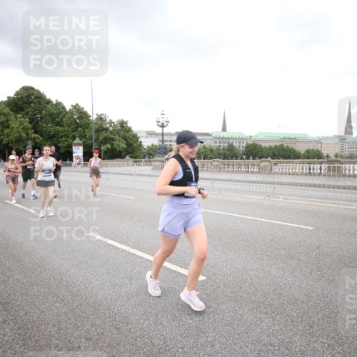29.06.2025 - hella hamburg halbmarathon Jannik Wohlers http://msf.ph/oto/8159175 29.06.2025 10:54:39 Lombardsbrücke 1013, 2090, 2452, 3002, 3274, 4191, 4192, 5392, 5727, 6395, 6396, 6839, 6944, 7238, 7766, 8403, 9596, 10109, 10458, 10686, 11737, 11788, 11908, 12147, 12148, 13548, 13979, 13980, 14515, 14651, 14752, 15581, 15782, 16057, 16432, 16433, 16637, 16664, 16665, 17090, 18372 meine-sportfotos.de