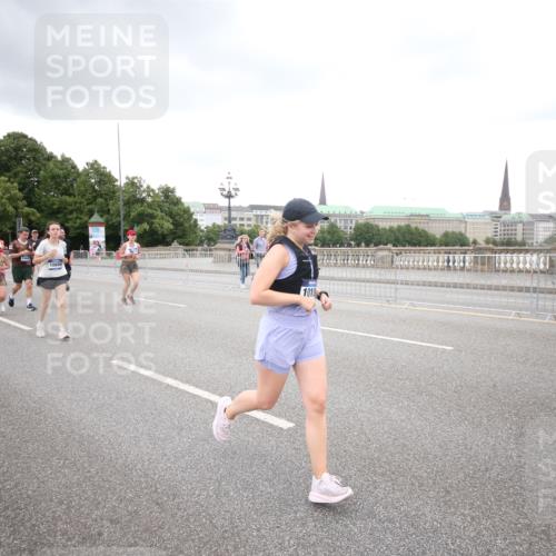 29.06.2025 - hella hamburg halbmarathon Jannik Wohlers http://msf.ph/oto/8159191 29.06.2025 10:54:39 Lombardsbrücke 1013, 2090, 2452, 3002, 3274, 4191, 4192, 5392, 5727, 6395, 6396, 6839, 6944, 7238, 7766, 8403, 9596, 10109, 10458, 10686, 11737, 11788, 11908, 12147, 12148, 13548, 13979, 13980, 14515, 14651, 14752, 15581, 15782, 16057, 16432, 16433, 16637, 16664, 16665, 17090, 18372 meine-sportfotos.de
