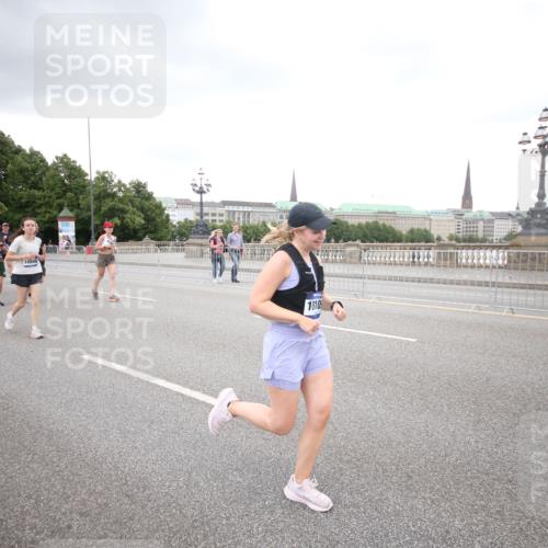 29.06.2025 - hella hamburg halbmarathon Jannik Wohlers http://msf.ph/oto/8159201 29.06.2025 10:54:39 Lombardsbrücke 1013, 2090, 2452, 3002, 3274, 4191, 4192, 5392, 5727, 6395, 6396, 6839, 6944, 7238, 7766, 8403, 9596, 10109, 10458, 10686, 11737, 11788, 11908, 12147, 12148, 13548, 13979, 13980, 14515, 14651, 14752, 15581, 15782, 16057, 16432, 16433, 16637, 16664, 16665, 17090, 18372 meine-sportfotos.de