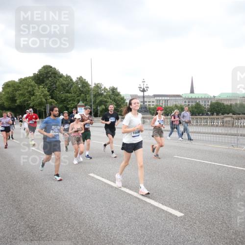 29.06.2025 - hella hamburg halbmarathon Jannik Wohlers http://msf.ph/oto/8159251 29.06.2025 10:54:41 Lombardsbrücke 1013, 2090, 2452, 3002, 3274, 4039, 4191, 4192, 5392, 5727, 6395, 6396, 6839, 6944, 7219, 7238, 7766, 8403, 8519, 9596, 10109, 10458, 10686, 11737, 11788, 11908, 12147, 12148, 13548, 13979, 13980, 14515, 14651, 15581, 15782, 15843, 16057, 16432, 16433, 16637, 16664, 16665, 17090, 18372, 19199 meine-sportfotos.de