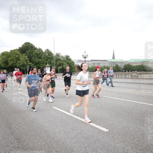 29.06.2025 - hella hamburg halbmarathon Jannik Wohlers http://msf.ph/oto/8159259 29.06.2025 10:54:41 Lombardsbrücke 1013, 2090, 2452, 3002, 3274, 4039, 4191, 4192, 5392, 5727, 6395, 6396, 6839, 6944, 7219, 7238, 7766, 8403, 8519, 9596, 10109, 10458, 10686, 11737, 11788, 11908, 12147, 12148, 13548, 13979, 13980, 14515, 14651, 15581, 15782, 15843, 16057, 16432, 16433, 16637, 16664, 16665, 17090, 18372, 19199 meine-sportfotos.de