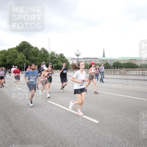 29.06.2025 - hella hamburg halbmarathon Jannik Wohlers http://msf.ph/oto/8159276 29.06.2025 10:54:41 Lombardsbrücke 1013, 2090, 2452, 3002, 3274, 4039, 4191, 4192, 5392, 5727, 6395, 6396, 6839, 6944, 7219, 7238, 7766, 8403, 8519, 9596, 10109, 10458, 10686, 11737, 11788, 11908, 12147, 12148, 13548, 13979, 13980, 14515, 14651, 15581, 15782, 15843, 16057, 16432, 16433, 16637, 16664, 16665, 17090, 18372, 19199 meine-sportfotos.de