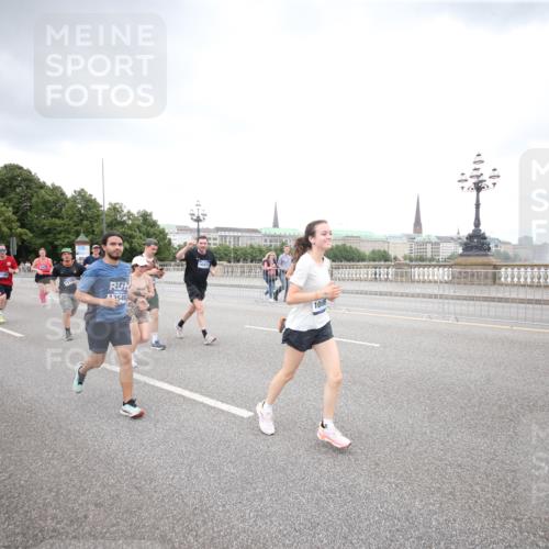 29.06.2025 - hella hamburg halbmarathon Jannik Wohlers http://msf.ph/oto/8159365 29.06.2025 10:54:41 Lombardsbrücke 1013, 2090, 2452, 3002, 3274, 4039, 4191, 4192, 5392, 5727, 6395, 6396, 6839, 6944, 7219, 7238, 7766, 8403, 8519, 9596, 10109, 10458, 10686, 11737, 11788, 11908, 12147, 12148, 13548, 13979, 13980, 14515, 14651, 15581, 15782, 15843, 16057, 16432, 16433, 16637, 16664, 16665, 17090, 18372, 19199 meine-sportfotos.de