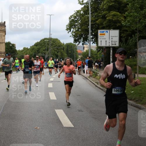 29.06.2025 - hella hamburg halbmarathon Yannick Fuchs http://msf.ph/oto/8159373 29.06.2025 10:38:42 20KM 1057, 1220, 1391, 1415, 1468, 1558, 1782, 1902, 1941, 2365, 2402, 2415, 2816, 3004, 3021, 3305, 3907, 4310, 4991, 4999, 5231, 5275, 5476, 5624, 5884, 6490, 6903, 7005, 7191, 7322, 8063, 8722, 9159, 9374, 9444, 9633, 10193, 10596, 10930, 11469, 12159, 12554, 12711, 12966, 13123, 13421, 13996, 14351, 14667, 14798, 14816, 15185, 15225, 15233, 15280, 15862, 16316, 16506, 16893, 17097, 17251, 17729, 17748, 18560, 18806, 19207 meine-sportfotos.de