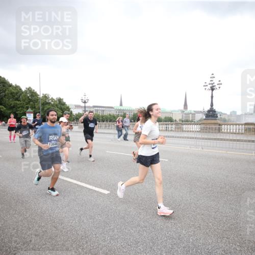 29.06.2025 - hella hamburg halbmarathon Jannik Wohlers http://msf.ph/oto/8159388 29.06.2025 10:54:41 Lombardsbrücke 1013, 2090, 2452, 3002, 3274, 4039, 4191, 4192, 5392, 5727, 6395, 6396, 6839, 6944, 7219, 7238, 7766, 8403, 8519, 9596, 10109, 10458, 10686, 11737, 11788, 11908, 12147, 12148, 13548, 13979, 13980, 14515, 14651, 15581, 15782, 15843, 16057, 16432, 16433, 16637, 16664, 16665, 17090, 18372, 19199 meine-sportfotos.de