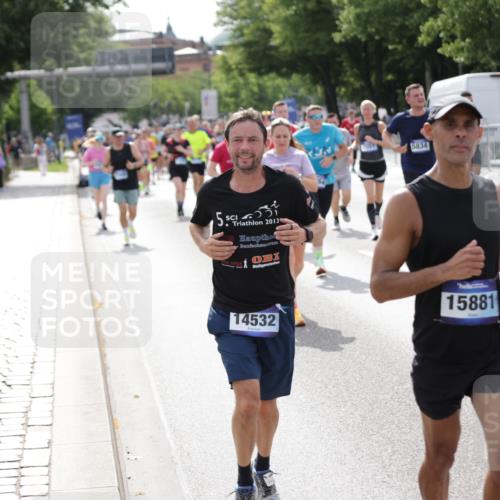 29.06.2025 - hella hamburg halbmarathon Jannik Wohlers http://msf.ph/oto/8159490 29.06.2025 10:18:22 Lombardsbrücke 1349, 1521, 2781, 2821, 3529, 3591, 3592, 4718, 4802, 5049, 5264, 5266, 5834, 5910, 6413, 7051, 7121, 7214, 8665, 8780, 9276, 9505, 9549, 10467, 10502, 10856, 11020, 12239, 12347, 12548, 12552, 12703, 12890, 14023, 14247, 14294, 14532, 14627, 14760, 14966, 14967, 15138, 15208, 15402, 15436, 15657, 15749, 15881, 16196, 17027, 17030, 17052, 17490, 17567, 18246, 18336, 18456, 19010 meine-sportfotos.de