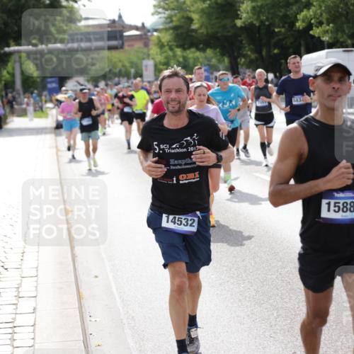 29.06.2025 - hella hamburg halbmarathon Jannik Wohlers http://msf.ph/oto/8159512 29.06.2025 10:18:22 Lombardsbrücke 1349, 1521, 2781, 2821, 3529, 3591, 3592, 4718, 4802, 5049, 5264, 5266, 5834, 5910, 6413, 7051, 7121, 7214, 8665, 8780, 9276, 9505, 9549, 10467, 10502, 10856, 11020, 12239, 12347, 12548, 12552, 12703, 12890, 14023, 14247, 14294, 14532, 14627, 14760, 14966, 14967, 15138, 15208, 15402, 15436, 15657, 15749, 15881, 16196, 17027, 17030, 17052, 17490, 17567, 18246, 18336, 18456, 19010 meine-sportfotos.de