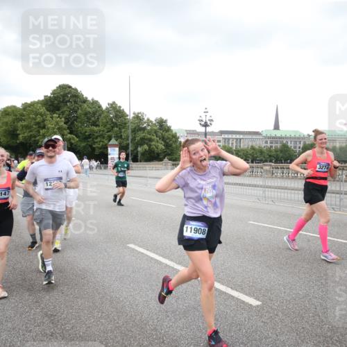 29.06.2025 - hella hamburg halbmarathon Jannik Wohlers http://msf.ph/oto/8159599 29.06.2025 10:54:45 Lombardsbrücke 1013, 2090, 2452, 3274, 4039, 6395, 6396, 6944, 7219, 7238, 7766, 8403, 8519, 10109, 10458, 10686, 11737, 11788, 11908, 12147, 12148, 13098, 13230, 13548, 13979, 13980, 14515, 14651, 15152, 15160, 15581, 15782, 15843, 16057, 16432, 16433, 16664, 16665, 17090, 19199 meine-sportfotos.de