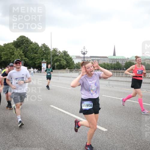 29.06.2025 - hella hamburg halbmarathon Jannik Wohlers http://msf.ph/oto/8159619 29.06.2025 10:54:45 Lombardsbrücke 1013, 2090, 2452, 3274, 4039, 6395, 6396, 6944, 7219, 7238, 7766, 8403, 8519, 10109, 10458, 10686, 11737, 11788, 11908, 12147, 12148, 13098, 13230, 13548, 13979, 13980, 14515, 14651, 15152, 15160, 15581, 15782, 15843, 16057, 16432, 16433, 16664, 16665, 17090, 19199 meine-sportfotos.de